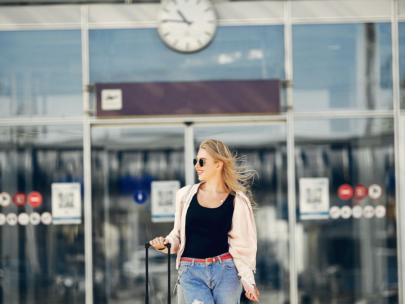 kontrola bezpieczeństwa lotnisko, e-papieros podróż, bramka lotnicza, zasady przewozu vape - Czy można przewozić papierosy w bagażu rejestrowanym ? - parking ...