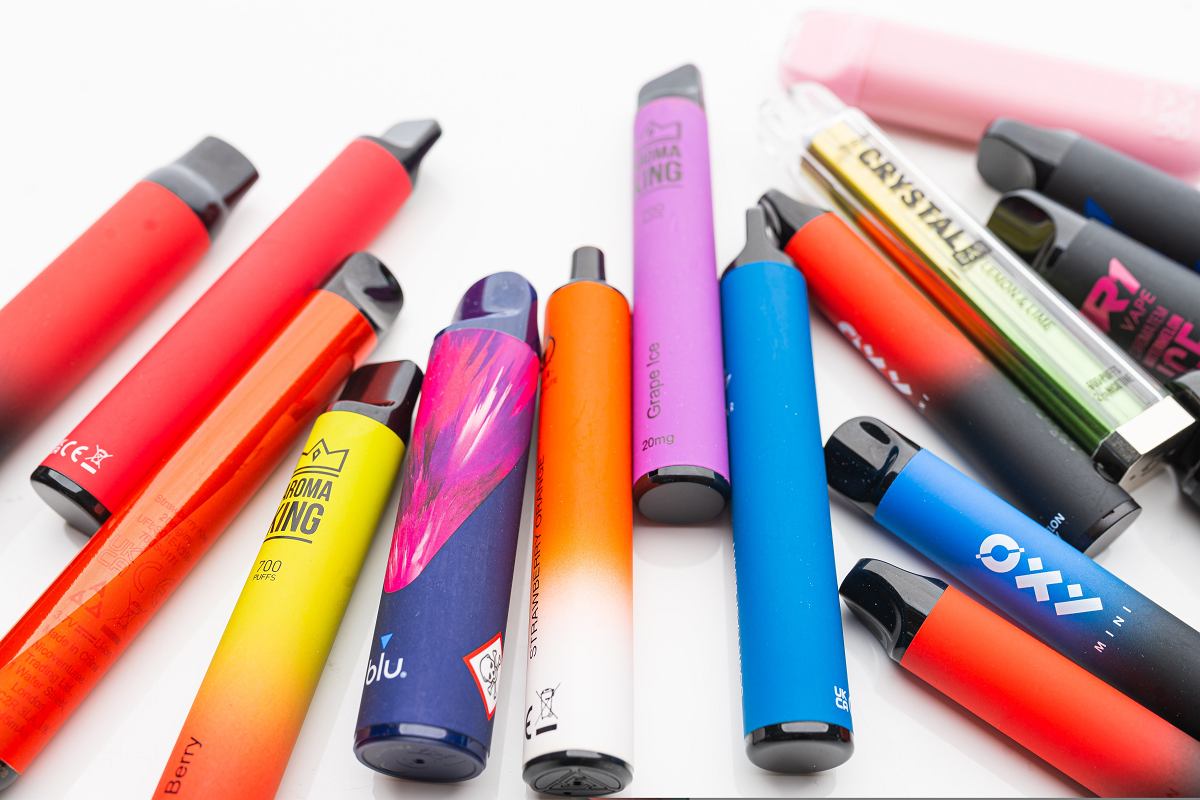 smaki e-papierosów, różnorodność vape, owocowe smaki jednorazówek, Blueberry Raspberry, Strawberry Kiwi vape - odkryj nowy smak!