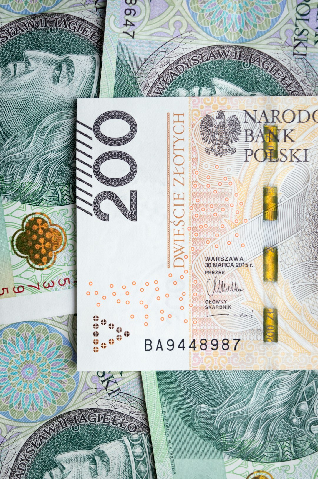 Grafika przedstawiająca stosy monet lub banknotów obok e-papierosa i tradycyjnych papierosów, symbolizująca porównanie kosztów i potencjalne oszczędności.