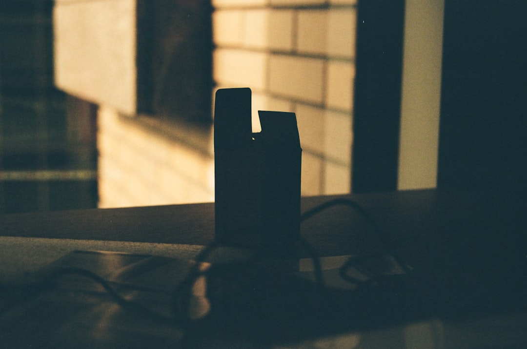Ręka sprawdzająca port ładowania USB-C w e-papierosie Hifancy Dream 45000 lub próbująca podłączyć kabel, symbolizująca problem z ładowaniem.