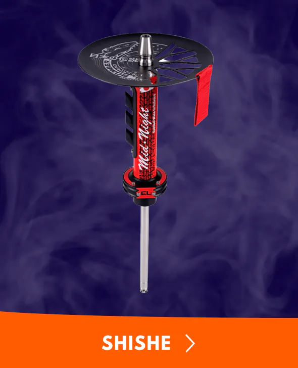 Elegancko ubrana osoba dyskretnie korzystająca z małego e-papierosa Esin Vape przy stole weselnym, z subtelną, ledwo widoczną chmurą.
